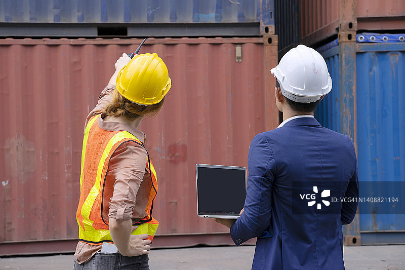 物流工人在集装箱仓库工作图片素材