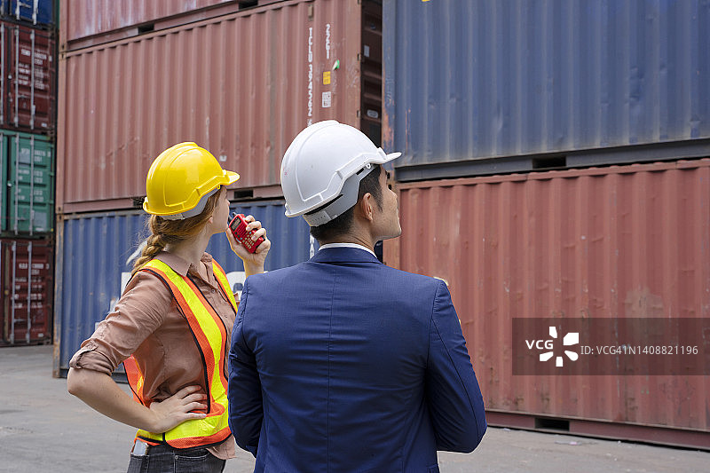 物流工人在集装箱仓库工作图片素材