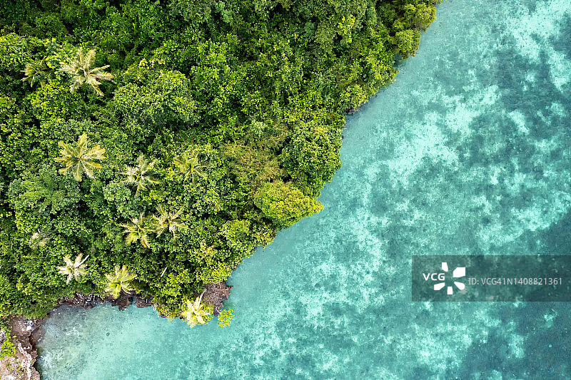无人机视角下的热带岛屿与西里伯斯海图片素材