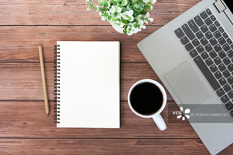 带黑咖啡和笔记本电脑的空白记事本图片素材