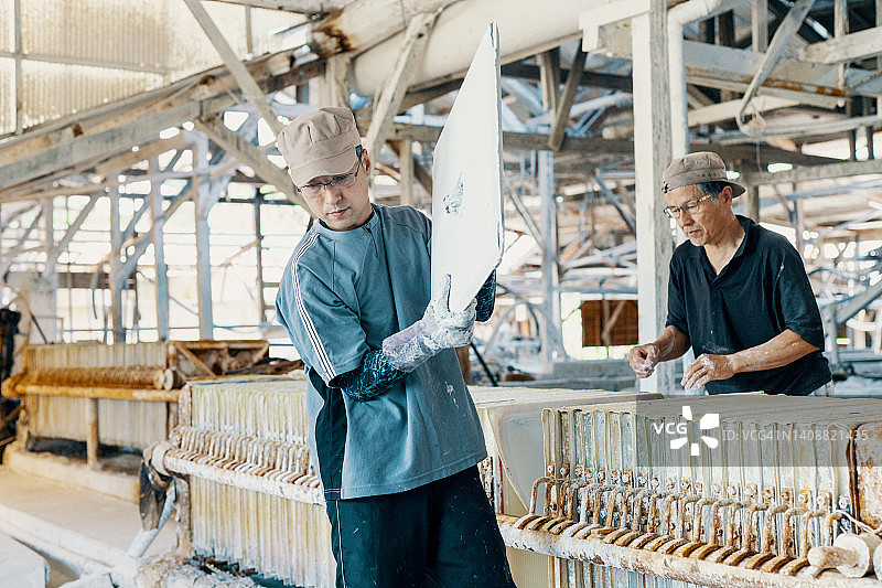 两名男子在工厂工作图片素材