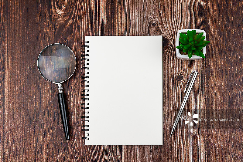 带放大镜、笔、眼镜和盆栽植物的空白记事本图片素材