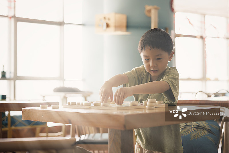 小男孩下中国象棋图片素材