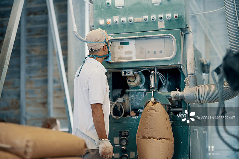 中年男人在工厂工作图片素材