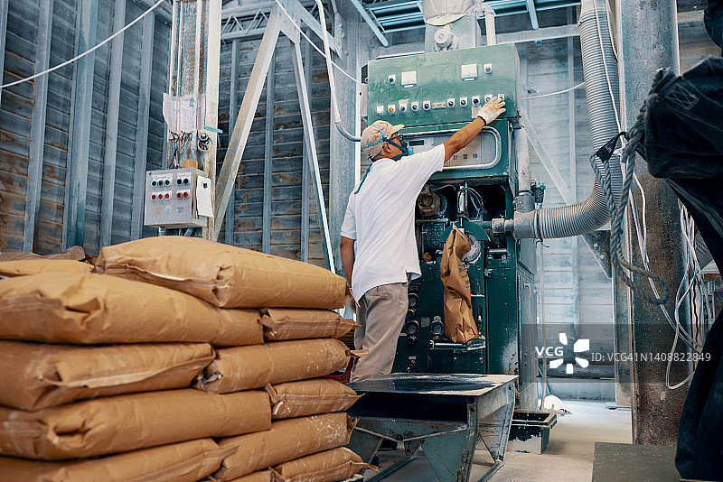 中年男人在工厂工作图片素材