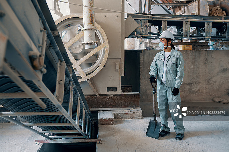 在工厂工作的中年妇女图片素材