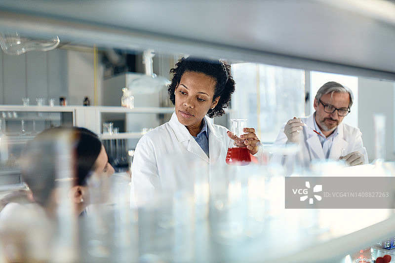 在实验室讨论液体的女科学家图片素材