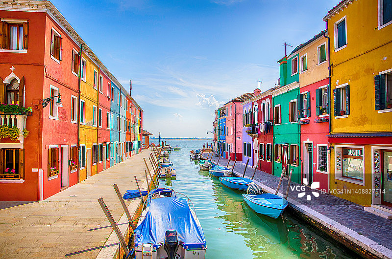 意大利威尼斯附近的彩色渔村布拉诺岛图片素材