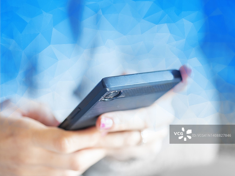 使用手机的女人图片素材