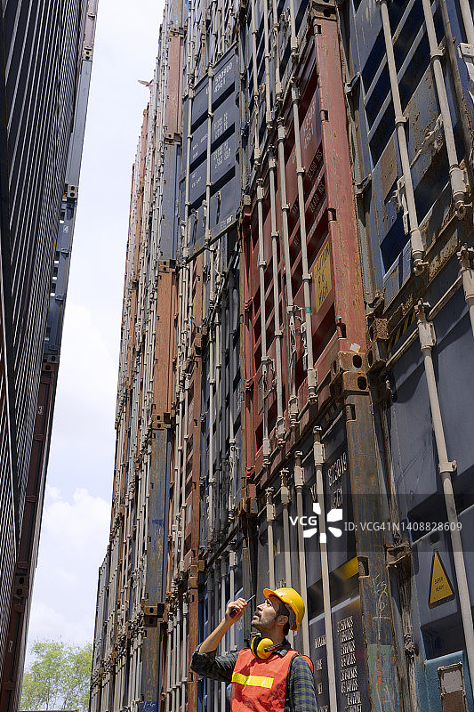 物流工人在集装箱仓库工作图片素材