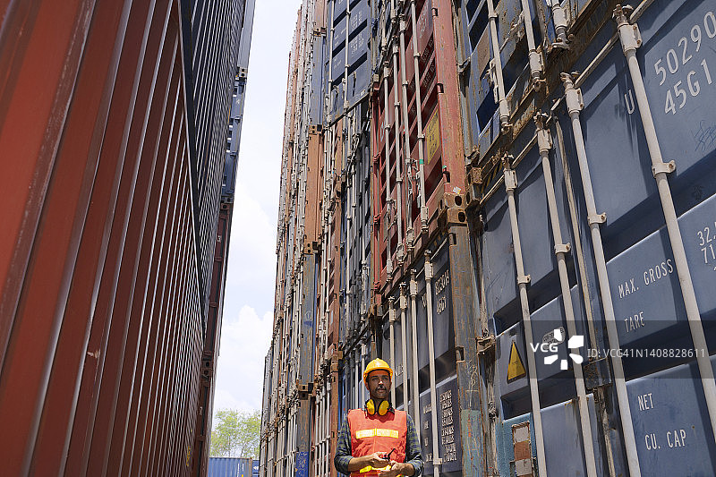 物流工人在集装箱仓库工作图片素材