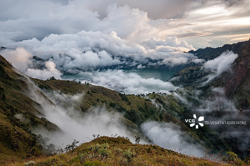雾和云 林贾尼火山火山口 龙目岛 印度尼西亚图片素材