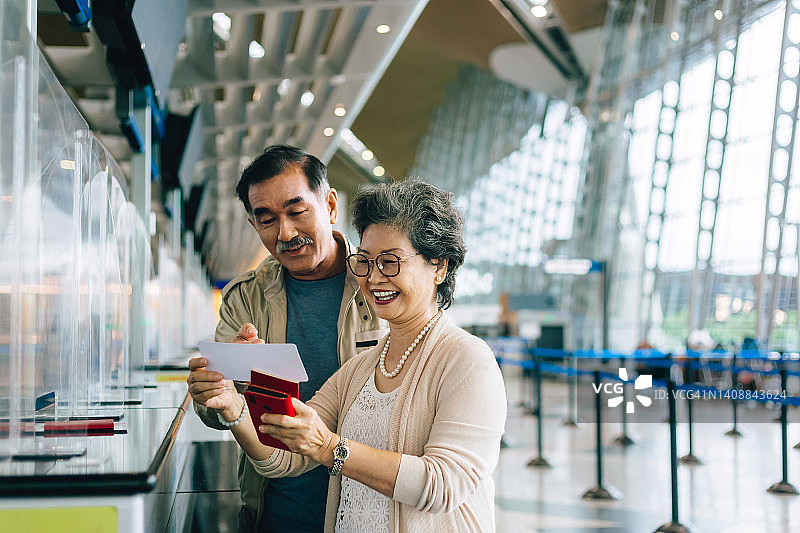 幸福的老年夫妇在机场等候办理登机手续图片素材