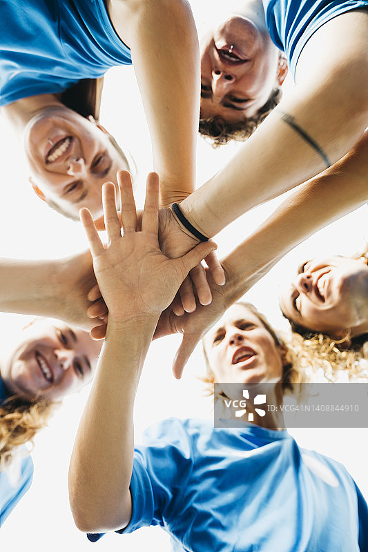 女子足球队握手图片素材