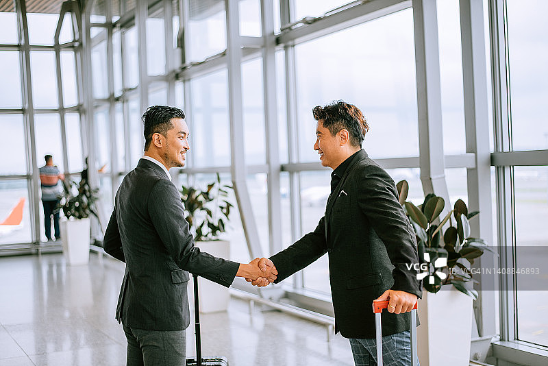 商务人士在机场握手图片素材
