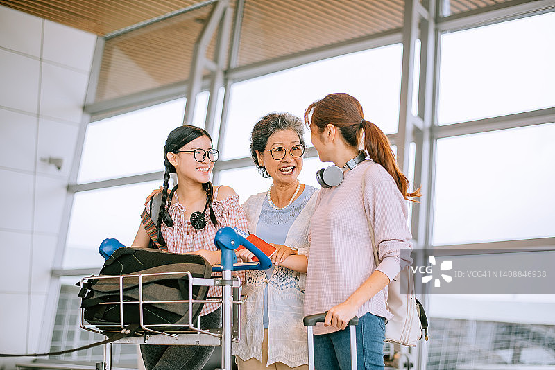 家庭，朋友，旅行，机场，办理登机手续，火车站图片素材