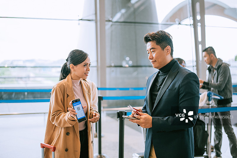 女孩在登机口展示手机票图片素材