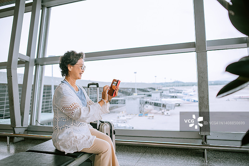 在机场使用智能手机等候的女人图片素材