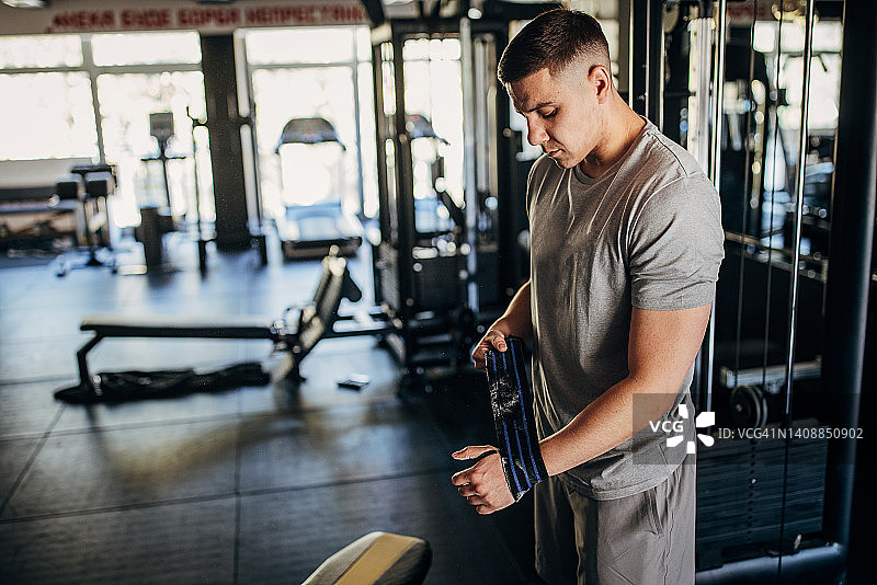 男子准备举重图片素材