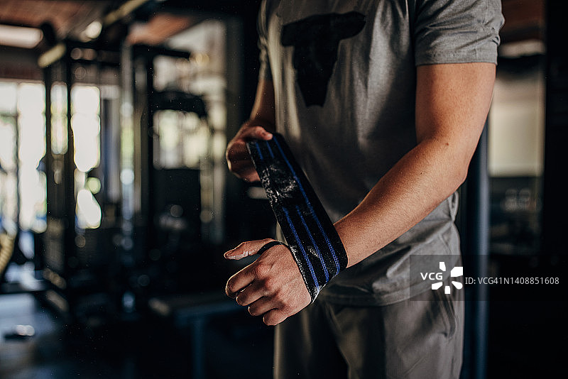 男子准备举重图片素材