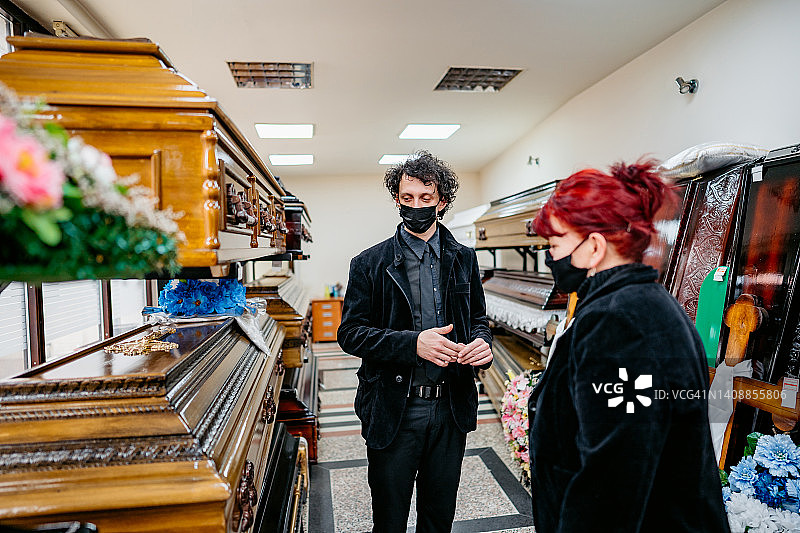 殡葬师向寡妇展示棺材图片素材