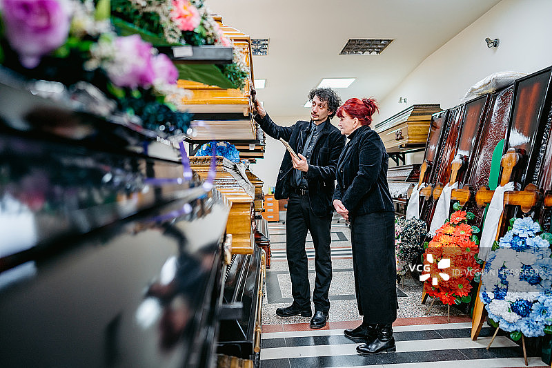 殡葬师向寡妇展示棺材图片素材