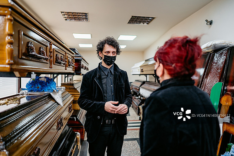 殡葬师向寡妇展示棺材图片素材