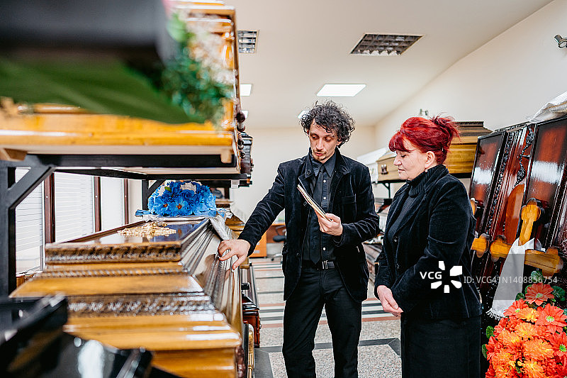 殡葬师向寡妇展示棺材图片素材