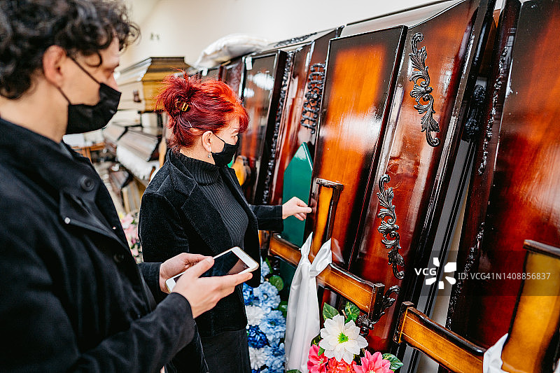 殡葬师向寡妇展示棺材图片素材