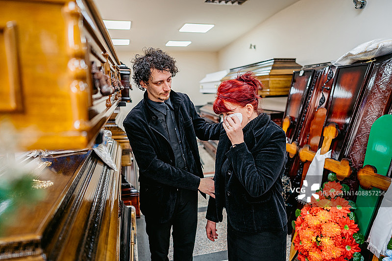 儿子在殡仪馆安慰母亲图片素材