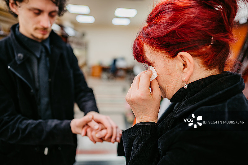 儿子在殡仪馆安慰母亲图片素材