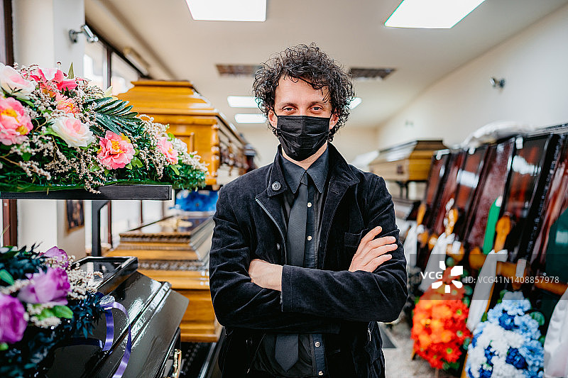 戴口罩的殡仪馆工作人员图片素材