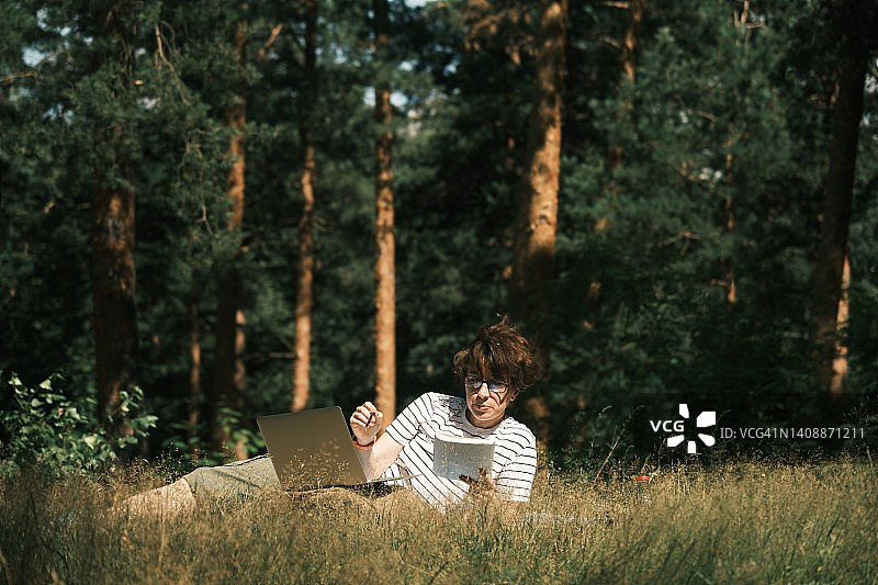 女人在松树林里学习图片素材