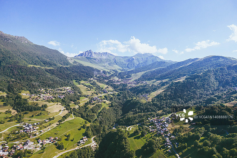 法国罗纳阿尔卑斯Valmorel山谷的航拍景色图片素材