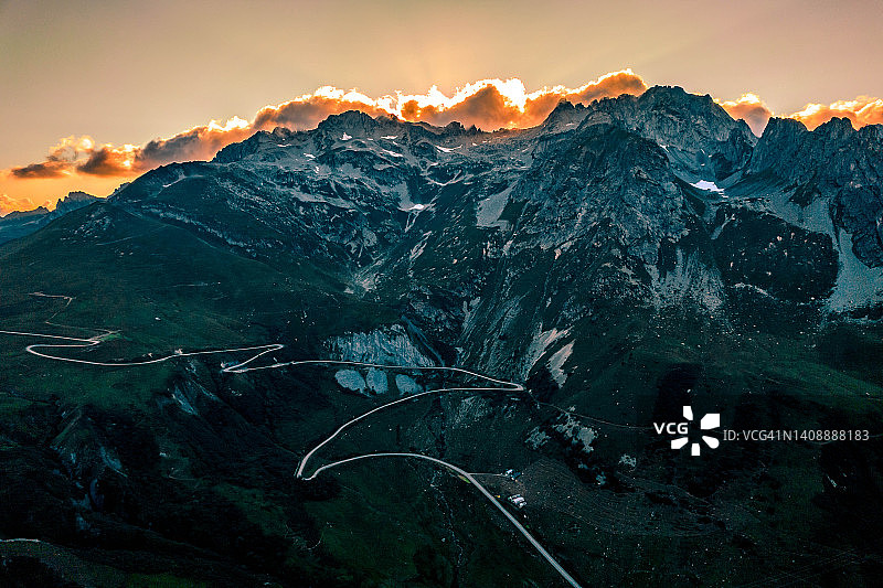 法国阿尔卑斯山蜿蜒山路鸟瞰图片素材