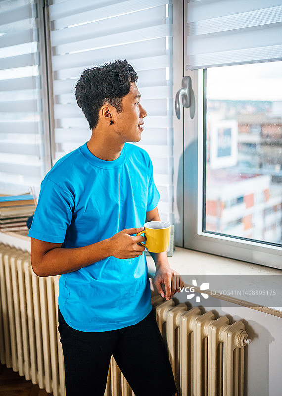 靠窗喝咖啡图片素材