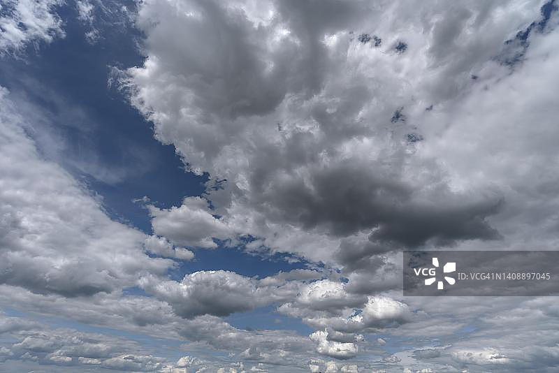 德国巴伐利亚州的雨云（雨层云）图片素材
