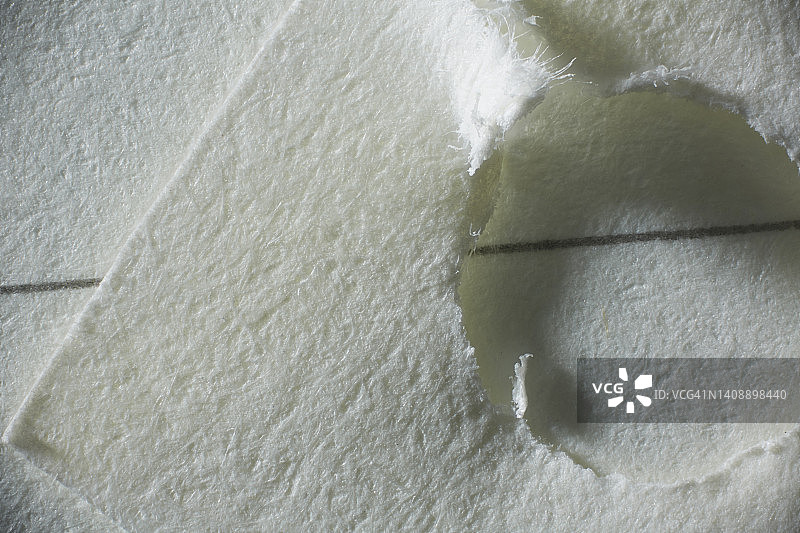 白纸上的洞特写。图片素材