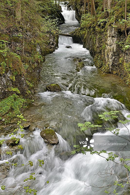 奥地利福拉尔贝格州小瓦尔瑟谷黑水河急流山涧图片素材