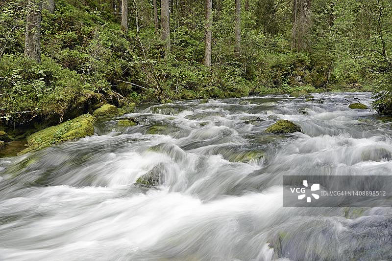 奥地利福拉尔贝格州小瓦尔瑟谷黑水河急流山涧图片素材