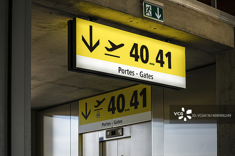 黄色照明信息标志特写图片素材