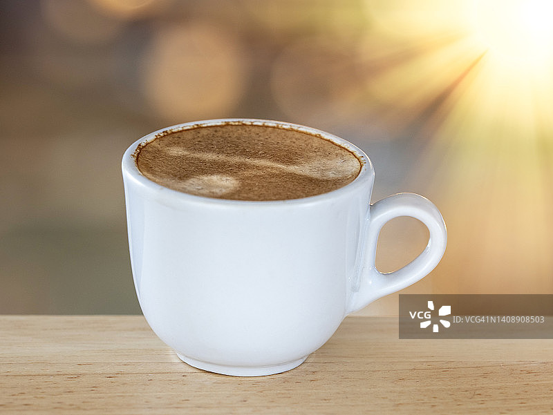 木桌上的白瓷杯浓缩咖啡图片素材