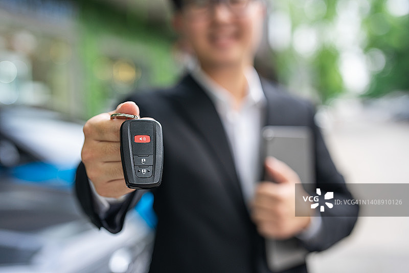 在街上拿着车钥匙的商人图片素材