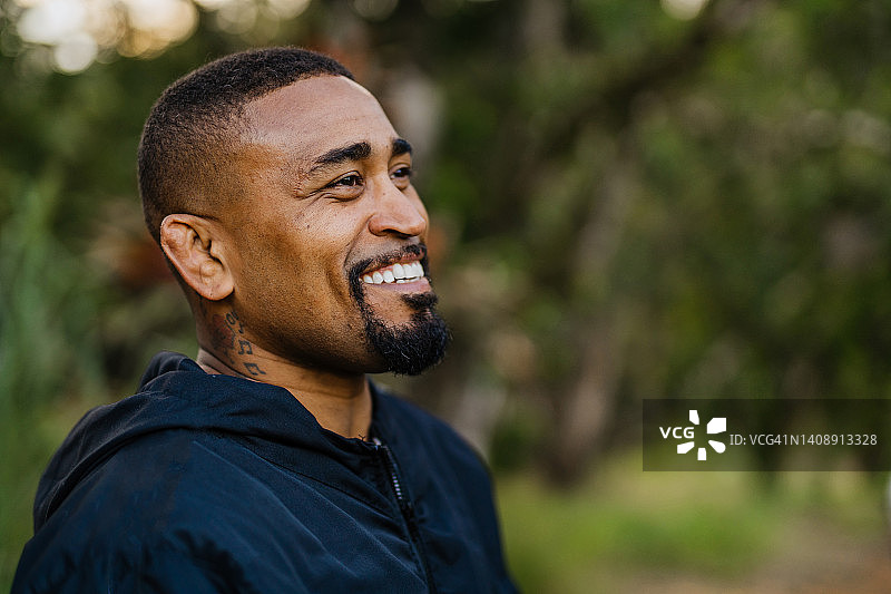 在公园里微笑的拉丁美洲男子图片素材