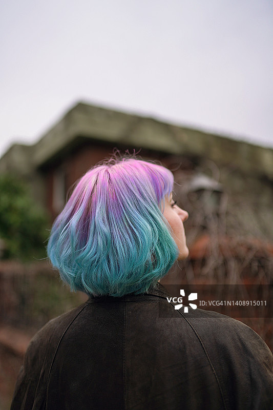 粉蓝色渐变发时尚女孩人像图片素材