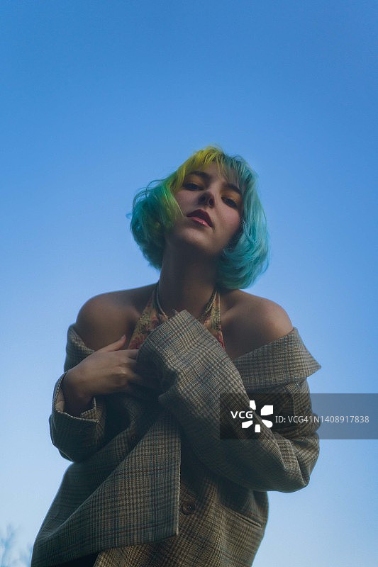 留着蓝色和绿色头发的时尚年轻女孩肖像图片素材