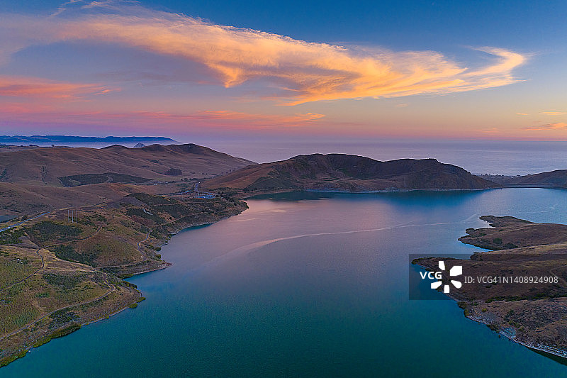 鲸鱼岩水库上空的日落云彩图片素材