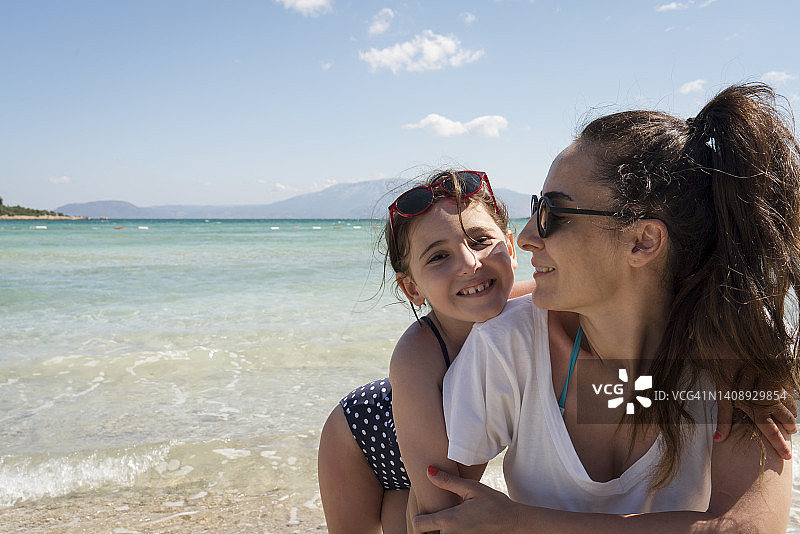 母亲和女儿在海滩图片素材