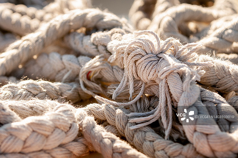 在阳光下暴晒的编织绳图片素材