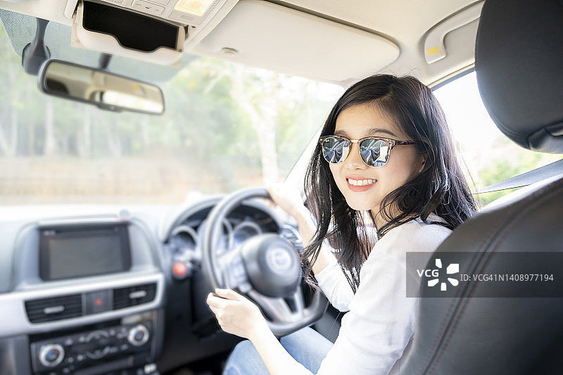 坐在车里的年轻女子图片素材